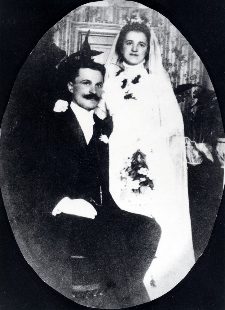 Maria Eriksson och Emil Brodd gifte sig i Vallentuna kyrka 27 mars 1910