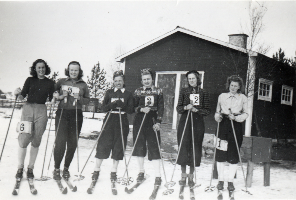 Klubbmästerskap på skidor i Frösunda SK på Björkvallen.  Fr v står Ulla Ekberg, Ulla Weman, Britta Andersson, Stina Andersson, Stina Karlsson och Eva Karlsson