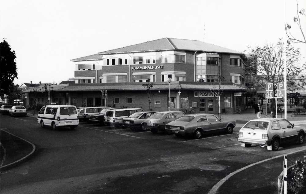 Vallentuna kommunalhus var färdigbyggt till december 1987. Invigning skedde 8 maj 1988. På dess plats fanns ett kommunalhus byggt 1950 samt utbyggt 1955. Huset revs hösten 1986 för att ge plats åt nya och ändamålsenliga lokaler.