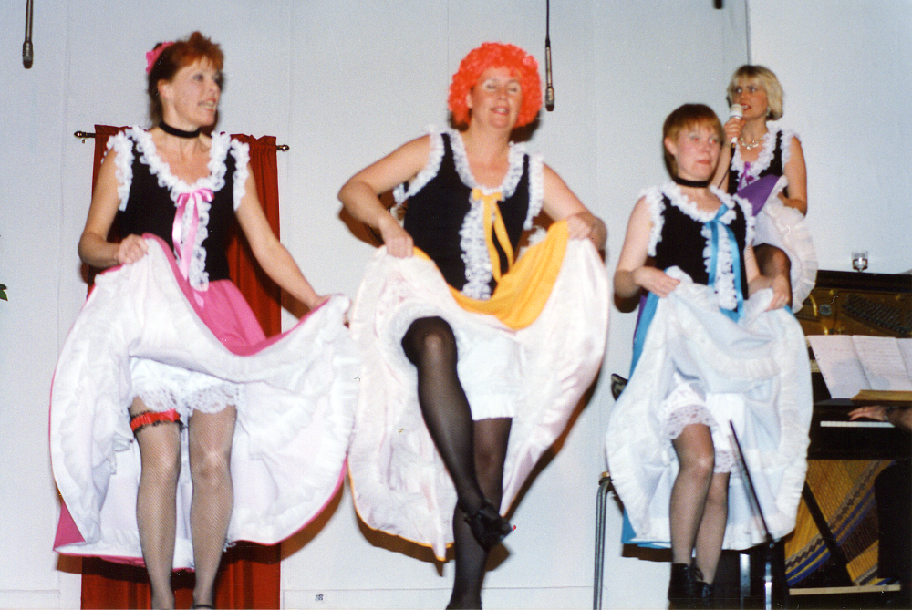 Össebyamatörernas revy i början av 1980-talet. Can-canbaletten med hemsydda klänningar, Kim Mannberg, Lisa Blomdin, Carina Brunnberg och i bakgrunden Anki Gustavsson. Lokal: Karbyskolans gymnastiksal.