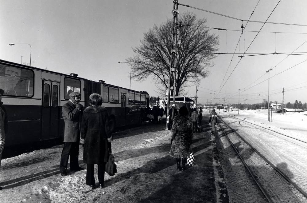 Busshållplatsen för busslinje 601 vid Vallentuna järnvägsstation. Vid hållplatsen har en ledbuss stannat