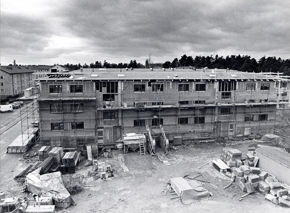 Bostadsrättsföreningen  Tallen  hösten 1977 under byggnad i korsningen  Mörbyvägen-Fornminnesvägen  I bottenvåningen låg 1978-1980 socialkontorets barnomsorgsavdelning