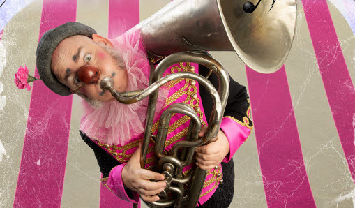 Nalle Clown med bastuba vid ett cirkustält