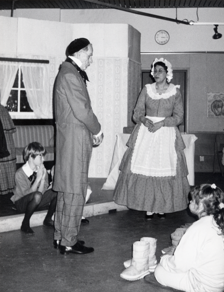 Tanternas jul förr i tiden. Tant Grön, tant Brun  och tant Gredelin berättar om jultraditioner på tanternas tid i Vallentunasalen. Julbord finns dukade, julvisor sjungs och bocken kommer med julpaket. Här samtalar herr Blå, Sven Eketorp med tant Gredelin, Eva Rahmqvist, bakom herr Blå sitter Petter och Lotta, Erik Sjösvärd och Marie Johansson (skymd)