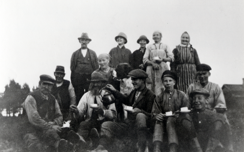 Kafferast vid potatisplockning på Mörby gård Övre raden fr v hemmansägare Albin Nordström (1867-1956) hustrun Vilhelmina Nordström (1878-1967), Alice Vadell hushållerska hos Sjöblom med okänt namn, fru Jansson i Berga Nedre raden fr v ladugårdkarlen Svensson Karlsson Jansson i Berga med helskägg, fru Svensson hunden Björn, Jonas Nordström slår upp kaffet Sjöbloms son Karlssons son och bakom honom Valle Svensson