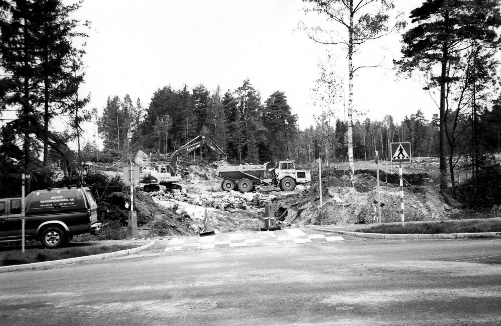 Ekebyvägen västerut har förlängts västerut i samband med nybyggnationen i Nybyområdet.   I hörnet av Grönfinksvägen har byggnationen för nya villor påbörjats med anläggning av vägen