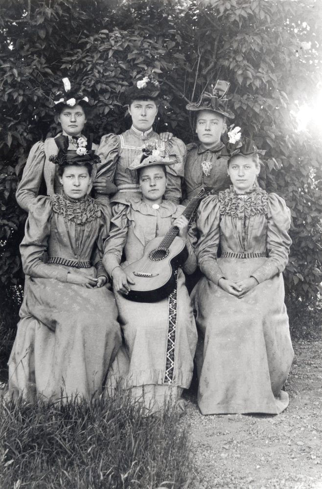 Sex unga kvinnor samlade i Lindholmen.  I övre raden längst t h står Julia Berglund, senare mor till Hemrik Oldeskog.  Längst t h i undre raden sitter Agnes Karlsson, senare gift Jansson (Yvlinge).  Ev kan ungdomarna träffats vid ett jordbruksmöte i Lindholmen