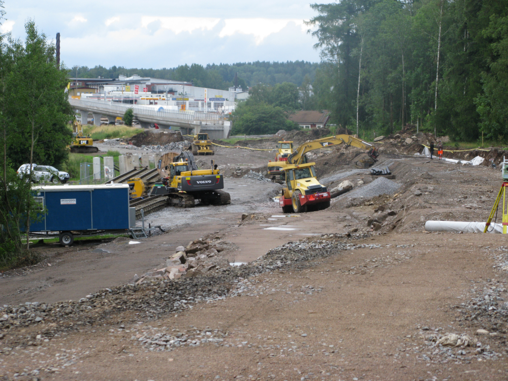 Olika entreprenadmaskiner arbetar med att anlägga Roslagsbanans nya sträckning mot Vallentuna.