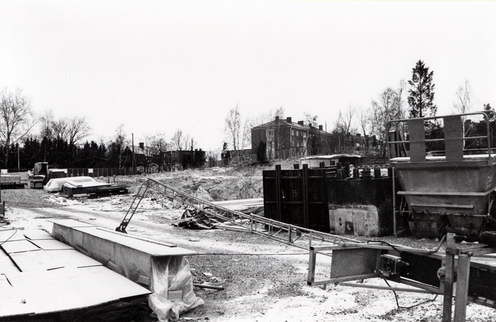 Vallentuna centrum byggs ut mot norr. Förvaltningshuset Tärningen byggs till med kontorslokaler i de övre planen och ICA Vallentuna centrum får utökade lokaler i  bottenvåningen. Ytterligare utbyggnad mot norr pågår.  I bakgrunden syns Mörbyvägens bostadshus