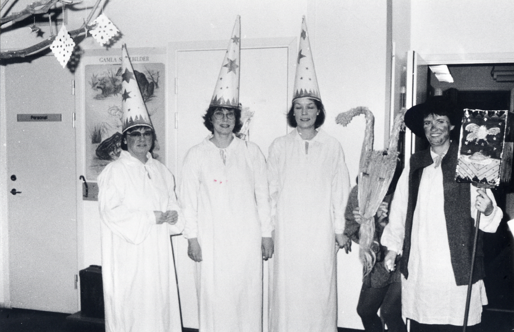 I Vallentunasalen firar personalen på Vallentuna bibliotek och Socialförvaltningen lucia tillsammans. Improviserat uppträder som tre konungar från Vallentuna staffanssångare, denna dag består de av fr v Gun Hillbo, Eva Rahmqvist och Eva Claësson, Anita Hofving är Staffan och Pirkko Mickelsson bocken
