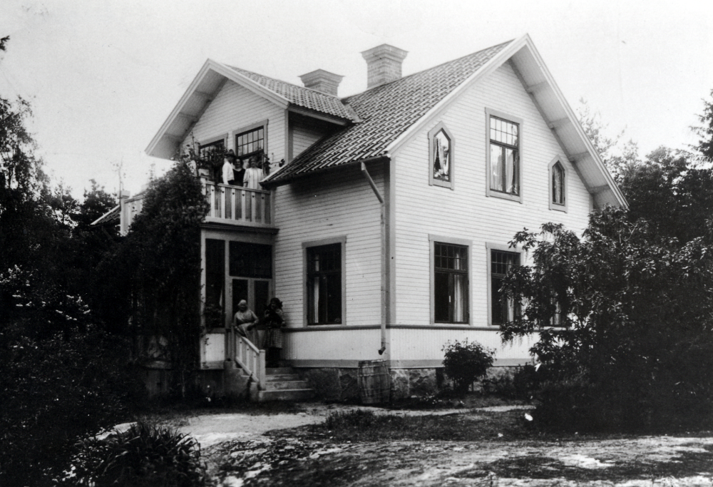 Villa Lillbo byggdes 1914 som sommarnöje för bokhandlare Börjesson med familj.  Huset ansågs vara Vallentunas största sommarhus och fick därför heta Lillbo.  Huset brann ner till grunden i slutet av 1950-talet.  På balkongen står fr v Axel Börjesson, Gerties bror,en kusin till Gertie samt Siri Börjesson, mor till Axel och Gertie.  På trappan står Matilda Lovisa Sahlberg, mor till Siri samt Gertie Börjesson, senare gift Dethorey
