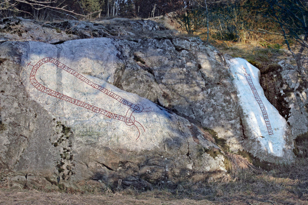 Runristningar U347och U348 vid Näs i Frösunda. "Livsten lät göra broarna till själabot för sig och sin hustru Ingerun och sina söner Jorund och Niklas och Luden. Han ägde gård i Torsholma och skeppshjälp i Rolsta". Broarna byggdes från "fastlandet" där Torsholma och Rolsta gårdar fortfarande ligger och över till Helgö, som då var en ö.