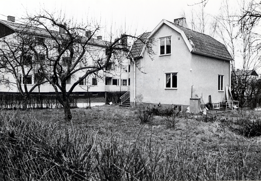 Sommarvägen 25 i Vallentuna med fastighetsbeteckning Rickeby 1:163. Huset byggdes 1923 och de första ägarna var Volrat och Anna Fryckstedt. Huset kallades Frycksdalen. Sommarvägen hette först Östra Dalvägen. Rivet hösten 1985 inför nybyggnation av flerfamiljshus. Foto från Källvägen mot sydost.