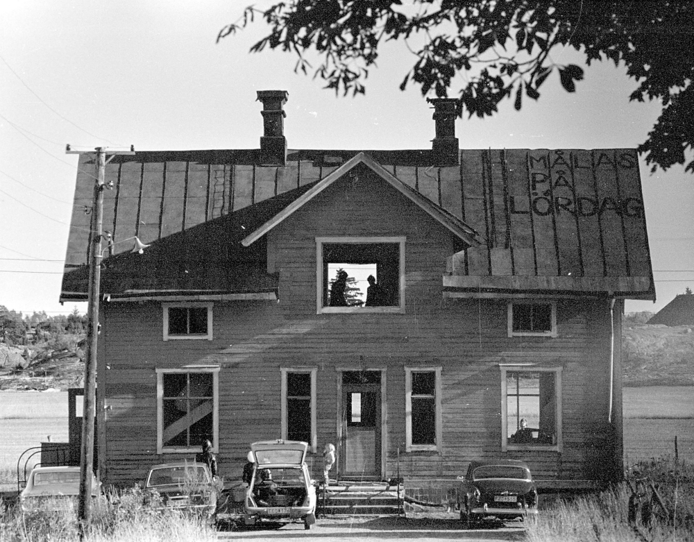 Frösunda stationshus renoveras;  Frösunda hembygdsförening bildades 1976 och höll sitt första konstituerande möte i maj.  En av de första uppgifterna blev att rädda stationshuset, som var i uselt skick och skulle rivas.  Föreningen med ekonomisk bistånd bl.a. från V-a kulturnämnd lyckades stoppa både rivningsbeslut och grävskopa.  
Förfallet hade fortsatt sedan postkontoret i huset stängdes 15 maj 1968.  Ett par veckor senare flyttade den siste stinsen till Vallentuna.  1976 var huset svårt vandaliserat av "frivilliga" krafter, enligt Bertil H.