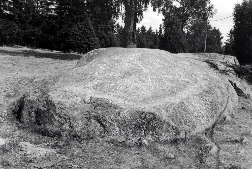 Granbyhällen vid Granby gård i Orkesta med beteckningen U 337.  Med 185 runor är den en av de längsta i Uppland.  Den täcker mer än 10 kvm och är även till ytan en av de största.  Texten lyder: "Häming och Själve och Johan de låta hugga efter sin fader Finnvid, och uarkas och Ragnfrid, och (efter) sin moder, och efter Ingegärd och efter Kalv och Gärdar och ... Han ägde ensam allt först.  De var deras fränder.  Gud hjälpe deras ande.  Visäte ristade dess runor".  Ovanför hällen en vikingatida stormansgård, ägd av Finnvid.  Resterna kring stengrunden syns tydligt i beteshagen