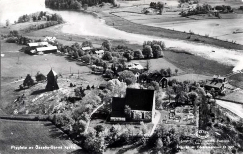 Garns kyrkby med kyrkan i förgrunden