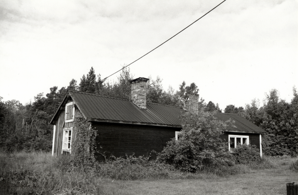 Torpet  Ormstalund vid Lingsbergsvägen i Vallentuna, f d Wandels trädgårdsmästeri.  Torpets västra del är tillbyggd ca 1930, den östra är ursprunglig och byggd före 1850