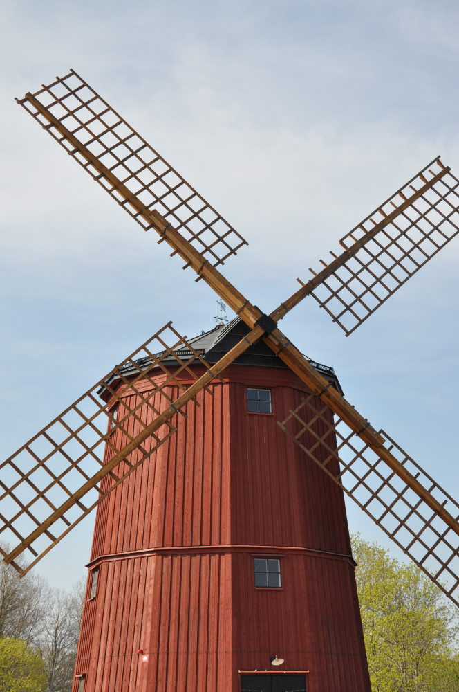 Väsby kvarn återuppbyggs hantverksmässigt i trä. Den nya kvarnen ser till det yttre ut som den nedbrunna Väsby kvarn men saknar kvarnens funktioner. 

Bakgrund: Väsby kvarn uppfördes omkring 1865 och var i bruk fram till 1912. Vallentuna hembygdsförening fick kvarnen som gåva 1959 av den sista ägaren till Väsby gård, Hanna Carlsson.Genom sitt läge på en liten höjd mellan Vallentuna kyrka och Kvarnbadet har Väsby kvarn utgjort ett välkänt landmärke och blivit en symbol för Vallentunabygden. Väsby kvarn totalförstördes vid en brand den 30 mars 2008. En omfattande yttre renovering av kvarnen var just avslutad och den inre renoveringen skulle påbörjas under 2008. I oktober 2017 tog kommunfullmäktige beslut om att återuppbygga landmärket Väsby kvarn i ett samarbete mellan Vallentuna kommun, innevånare, näringsliv och ideella krafter.