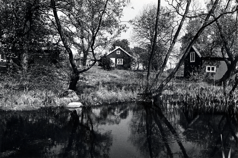 Oppgården i Kragsta vid västra stranden av Vallentunasjön en gård med anor från 1700-talet. Foto vid den hembygdsrundtur som arrangeras varje vår av hembygdsföreningarna i Vallentuna i samarbete med Vallentuna kulturnämnd för alla nyinflyttade