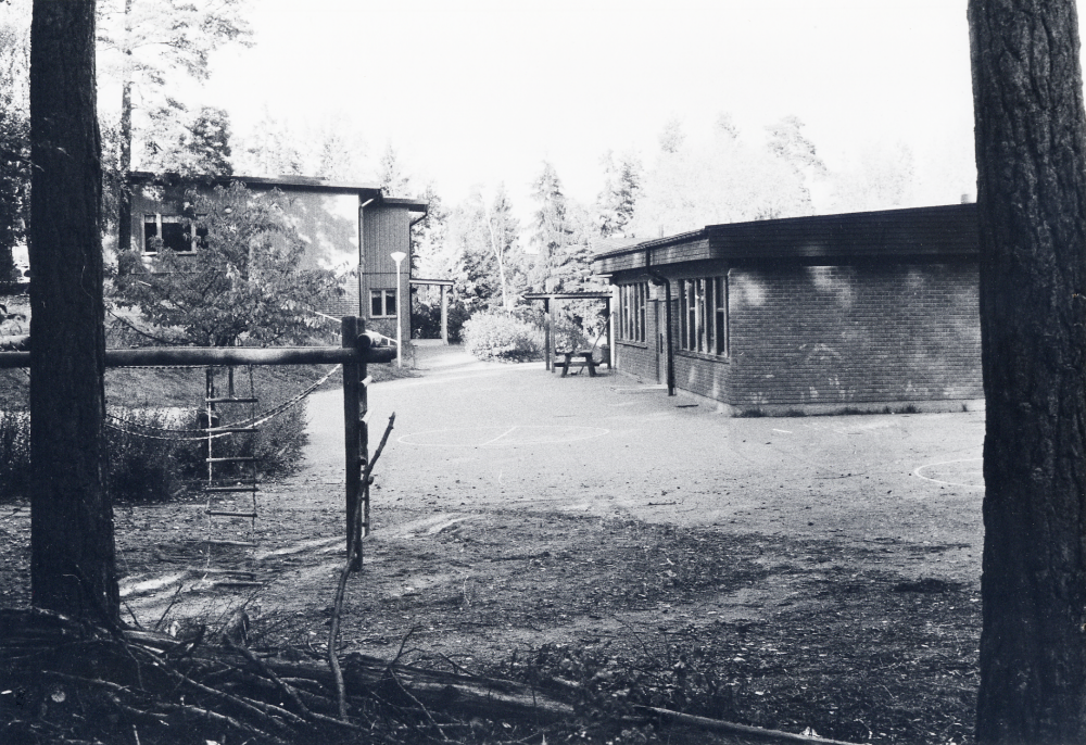 Lovisedalsskolan med lågstadium i södra Vallentuna. Skolan är öde - det är sommarlov