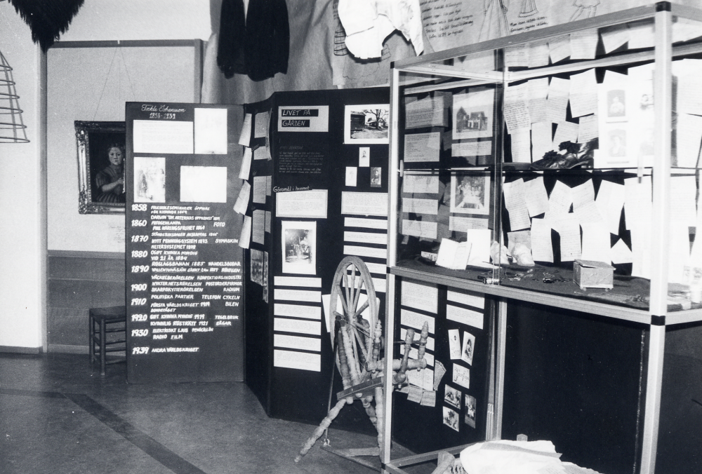 Kvinna på landsbygd - en utställning i Vallentunasalen 2 december 1991 till 31 januari 1992.  Till grund för utställningen är Tekla Johansson som levde på Oppgården i Kragsta 1858-1939, men även kvinnans liv i tiden, arbete och kläder visas.  Utställningen är sammanställd av Eva Rahmqvist med hjälp av Studieförbundet Vuxenskolan och Centerkvinnorna i Vallentuna.