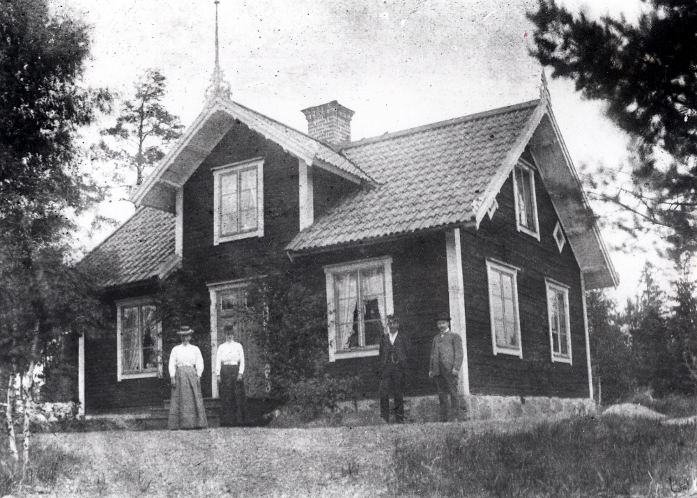 Hjalmar Zetterlund var banarbetare vid Roslagsbanan.  Han donerade pengar till en fond för ungdomar engagerade i föreningslivet i Vallentuna.  Här är hans hus, byggt 1902 av Andersson, i södra delen av Vallentuna vid gränsen till Täby.  Adressen är nu Gävsjövägen 2.  Saga Svensson köpte huset 1957 av Zetterlund