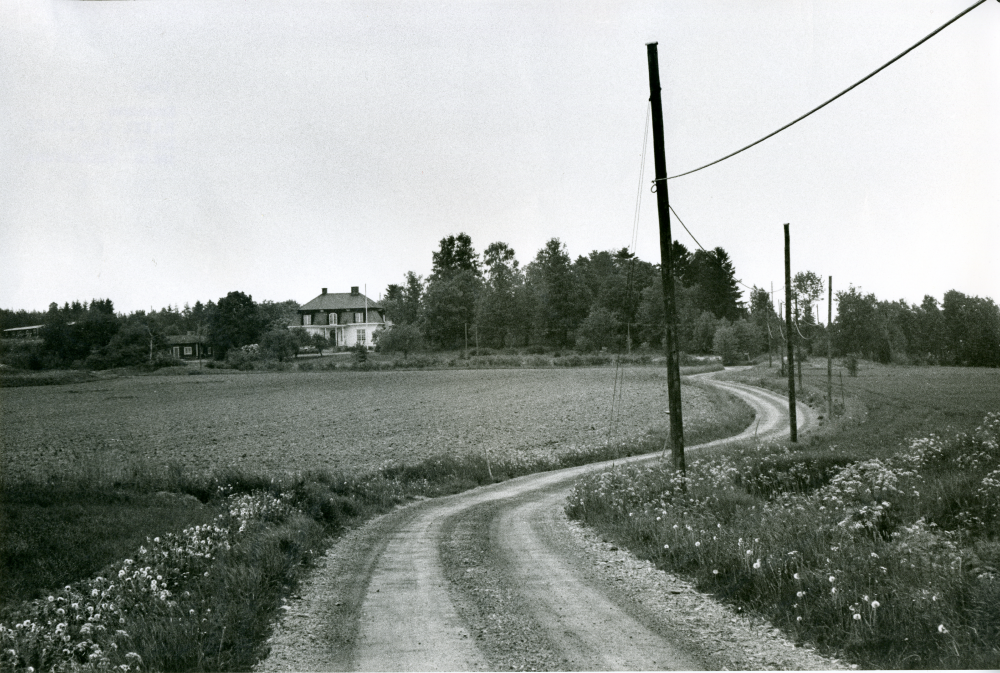 Vägen mot Molnby och Västanberga gård.
•Fotografiet ingår i bildserien ”Vardagsliv i Vallentuna kommun” av Rachael Gough-Azmier & Gunilla Blomé, Haga Studios HB.