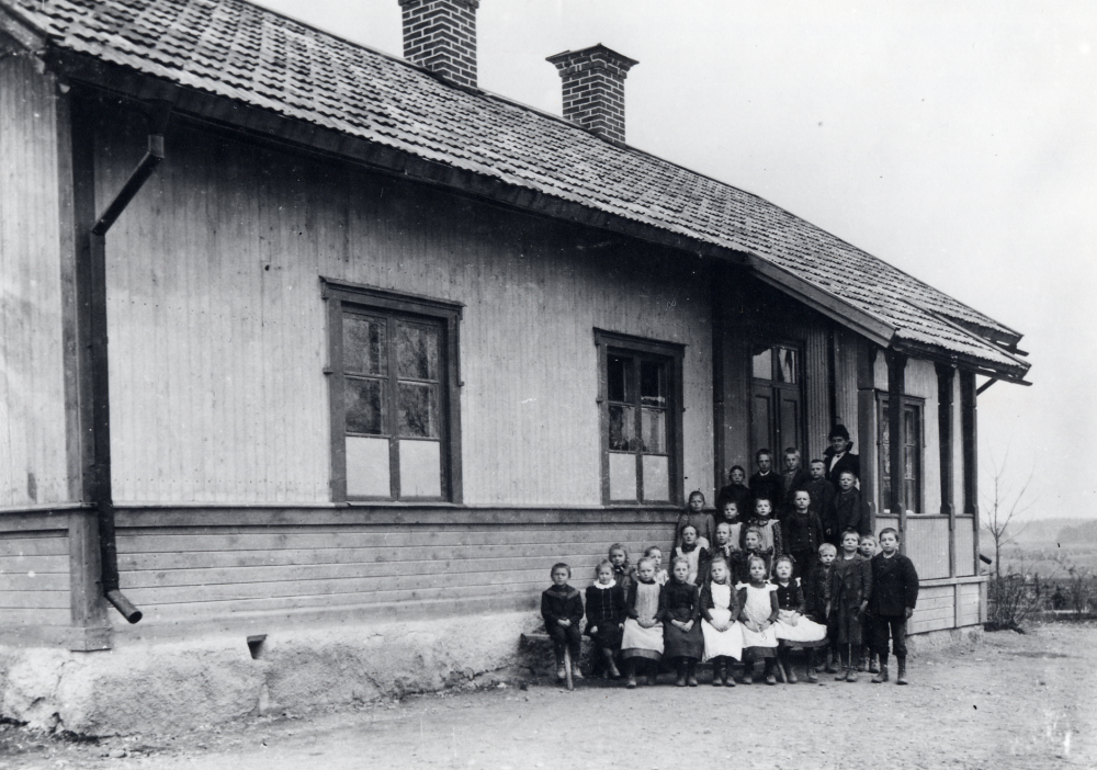 Lärarinnan Anna Österberg senare gift med O E Mattsson från Bergs gård, tillsammans med skolbarnen utanför Torsholma skola