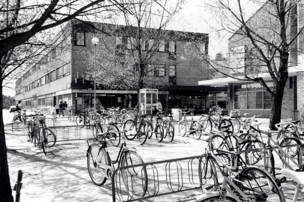 Tuna torg  sett från Banvägens cykelparkering med Tunahuset t v och Torghuset t h