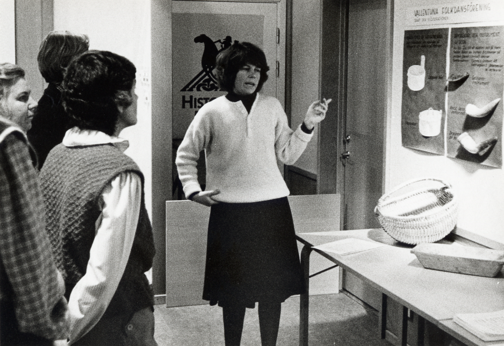 Utställningen  Vardagsliv på vikingatiden  visades i  Vallentunasalen  1-29 februari 1984 . För fullständiga uppgifter se: 040 05 06: 008.  Lena Lundgren  visar utställningen för bibliotekts personal. Fr v: endast armen syns  Ann-Cathrine Sundin   Inger Olsson   Anna Brynell  och  Kerstin Berglund