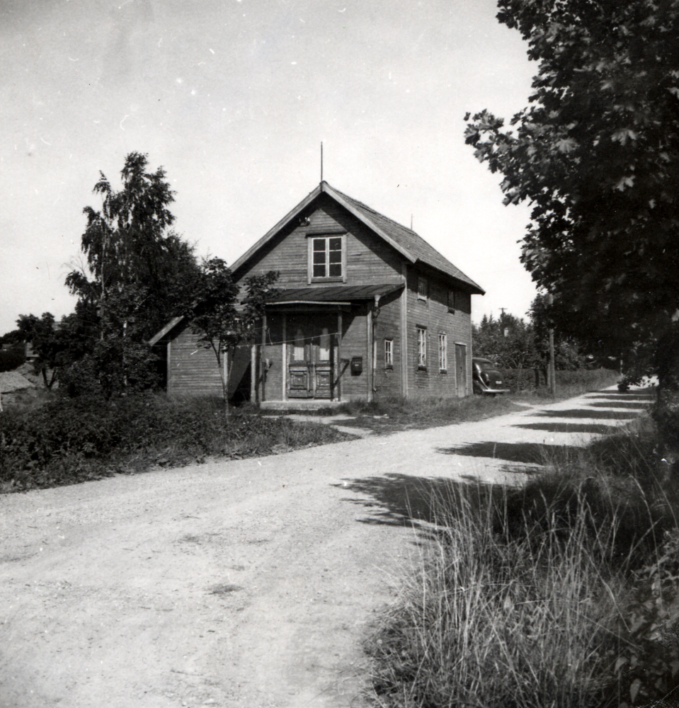 Gammal bebyggelse vid  Edsberg  i hörnet av  Allévägen  och  Mörbyvägen  på västra sidan.  Edsberg kallades skomakare  K P Gustavsson  sin villa som låg med ingång från Allévägen