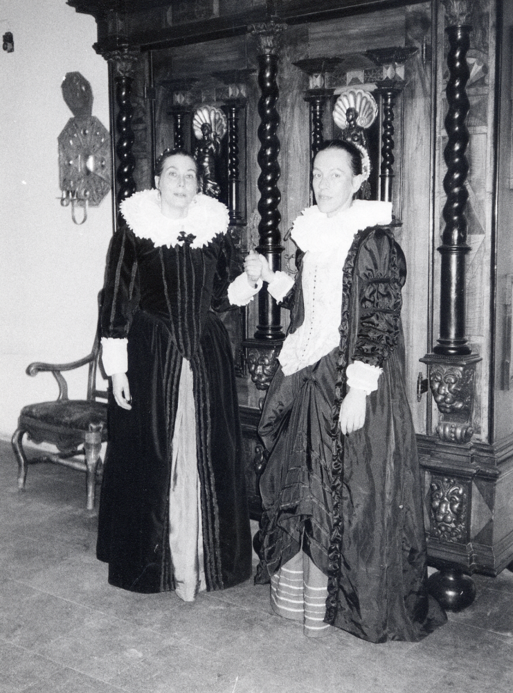 Barn på 1600-talet – ett program för samtliga förskolebarn och barn i årskurs 1 i Djursholm.  Föreställningen ägde rum på Djursholms slott.  Manus är skrivet av Anne Banér och kläderna är sydda av Eva Rahmqvist.  Scenbild och figurer är uppbyggda av tre 1600-talsmålningar (Lelloch Kökspigan, Francken Rubens salong och Rembrandt Tiggare).  Målningarna visades i tre projektorer och fick sedan liv genom spelet.  Barnen hade förberetts innan genom besök i skolorna av Anne Banér.  Här står Eva Rahmqvist och Brita-Lena Wickbom