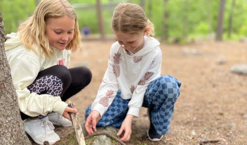 Två flickor leker ute på skolgården