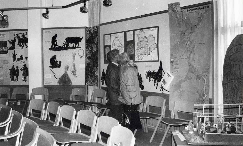 Utställningen  Vardagsliv på vikingatiden  visades i  Vallentunasalen  1-29 februari 1984 . För fullständiga uppgifter se: 040 05 06: 008. Interiör från utställningen med vikingahuset t v.