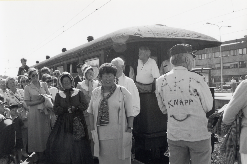 "Med tåg i kulturbygd" ett samarbetsprojekt mellan bl a kommunerna längs Roslagsbanan och Stockholm kulturhuvudstad 1998.  Ett tåg med gamla vagnar från Roslagsbanans veterantågsförening har kört från Stockholm Östra till Vallentuna station där Birgitta Almlöf invigningstalar
