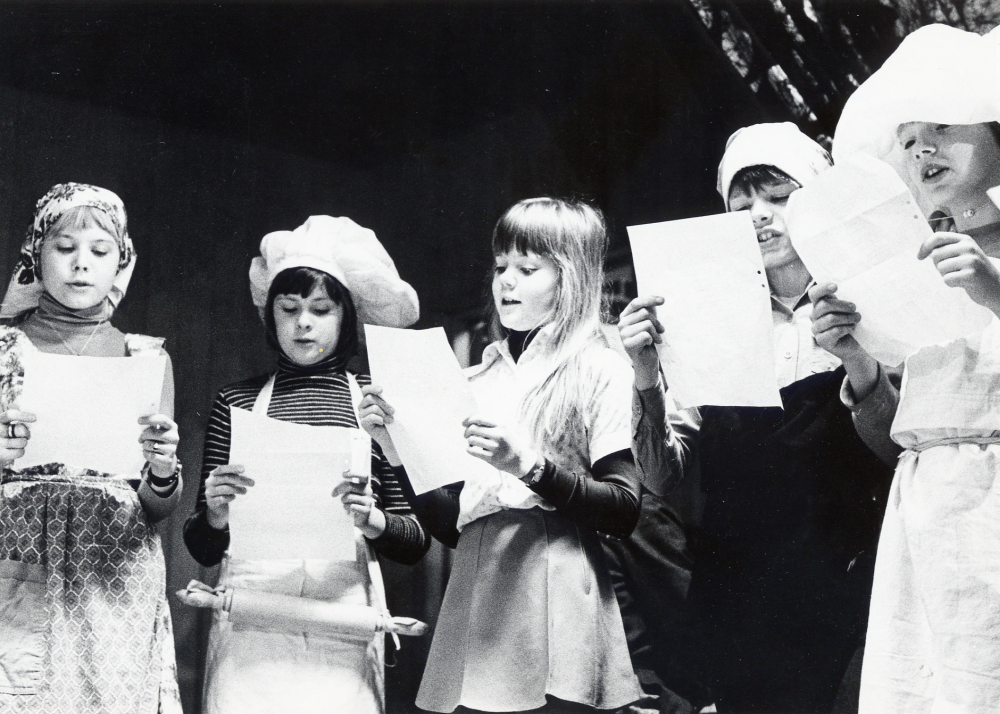 Skolbarnsteater under ledning av Kerstin Lundqvist med elever från Ekebyskolan. Teatergruppen spelar för barn från daghemmet Kusin Vitamin . Fr v Ulrika Nilsson Lena Matslid Karin Hedlén Stefans Bruns och Roger Österberg