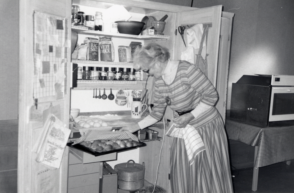 Barbros bakskåp – en utställning i Vallentunasalen november 1995 där Barbro Eketorp från Stora Benhamra i Vada, visar praktiska bakskåp och serverar kaffe med nybakta bullar till självkostnadspris