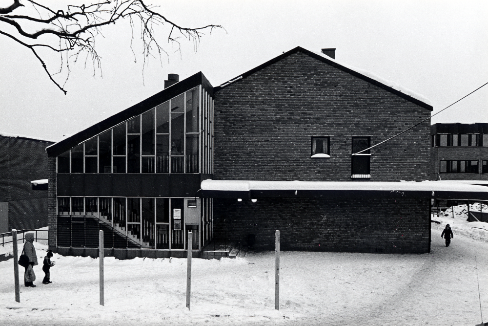 Konsumhuset döps om till Torghuset och får flera nya affärer i bottenvåningen. I övervåningen finns ännu Vallentuna bibliotek kvar. T v skymtar väggen till det nya Domus