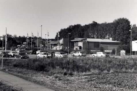 ICA Brottbyhallen med Karby bibliotek och Karby Grillen vid Karby torg