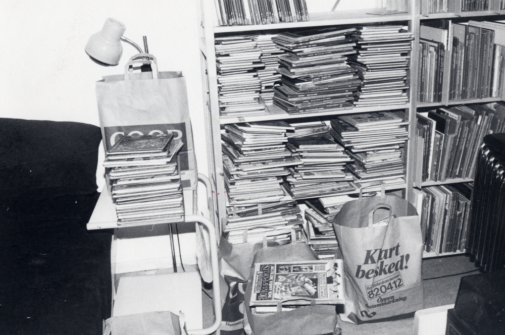 Vallentuna bibliotek på Allévägen.  Flyttningen till Tärningen skall påbörjas.  T o m i vilrummet i bibliotekets kontor står bilderböcker och kassar inför flytten