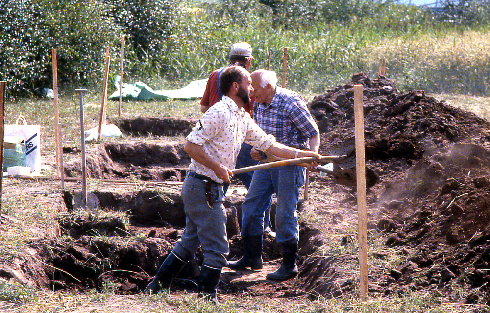 Deltagare vid en arkeologisk utgrävning vid Gullbron. Det är rester efter den vikingatida bro- och vägbankskonstruktionen som man vill undersöka.