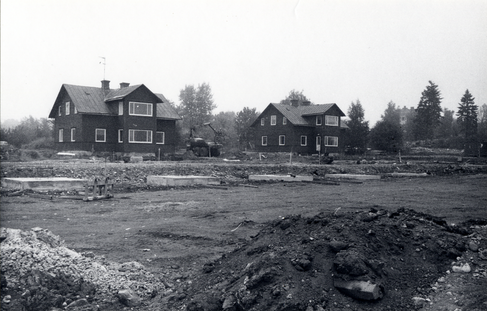 Syskonvillorna eller Tvillingvillorna med adress Mörbyvägen.  Byggnadsarbetena för förvaltningshuset Tärningen har just påbörjats och den vänstra villan skall snart rivas