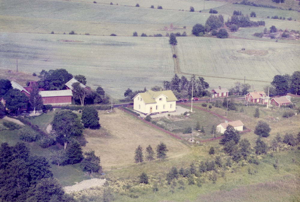 Den vita byggnaden i bildens mitt är Betaniakapellet i Lilla Garn. Huset byggdes 1889 och användes som frikyrka fram till 1980. 1950 moderniserades kapellet och bestod då av två samlingssalar med plats för 150 respektive 25 personer i bottenvåningen. På övervåningen fanns två bostadslägenheter som omfattade tre rum, två kök och en hall. Huset ägdes ursprungligen av Sällskapet för sedlighet och upplysning och därefter av Garns baptistförsamling. År 1972-1974 gjordes övervåningen om till en lägenhet på tre rum och kök.
