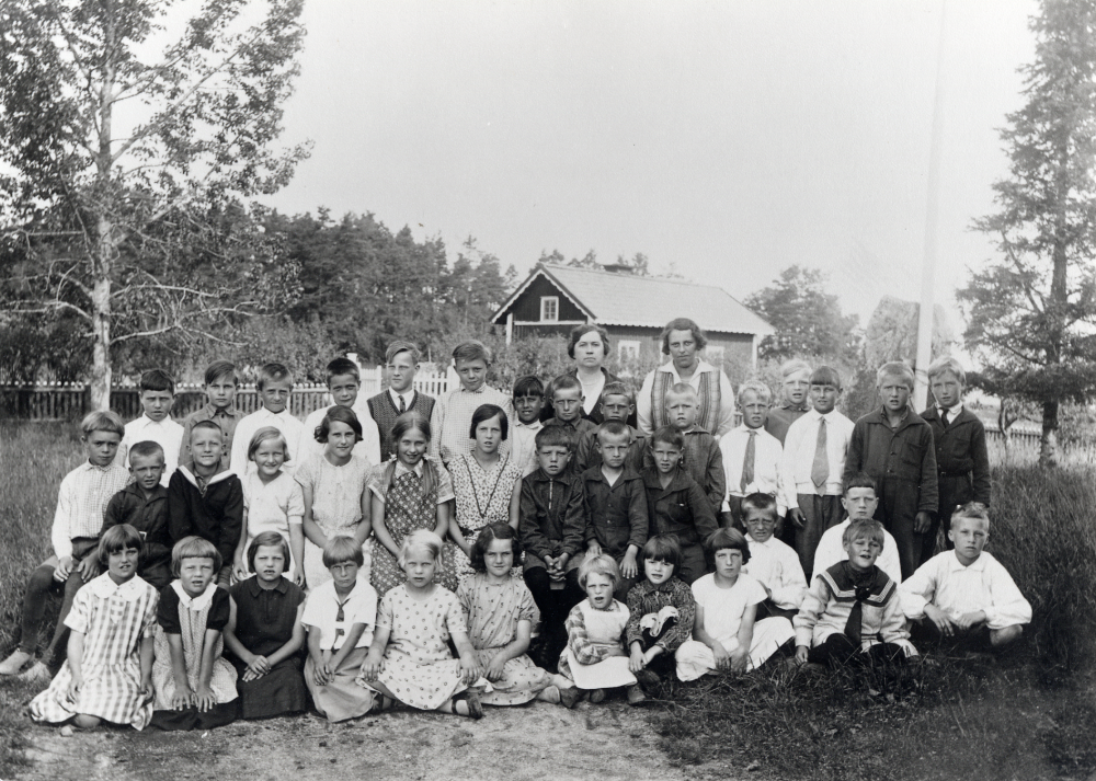 Stångberga skola i Össeby-Garn.  Stående i bakre raden fr v Gunnar Eriksson, Lennart Ramström, okänd, Karl-Erik Eriksson, Karl-Gunnar Andersson, Sture Karlsson, Sven Jansson, okänd, lärarinnan Lydia Persson, Oskar Karlsson, lärarinnan Rut Nilsson, Karl-Erik Karlsson,  Sixten Åhman,  Bengt Hessler, Martin Eriksson, okänd och okänd.  Mittenraden fr v Stig Karlsson, okänd, Gunnar Ramström, Svea Söderman, Märta Lindberg (Eriksson), Märta Johansson, Svea Schröder, Set Karlsson, okänd och okänd.  Sittande fr v Inga Karlsson (Eriksson), Harriet Karlsson, Rut Ramström, Eva Karlsson, Kerstin Pettersson, Viola Eklund, Gunborg Åhman, Asta Karlsson, Gunborg Berg, okänd, Stig Nygren, Bertil Eriksson  och  Axel Schröder