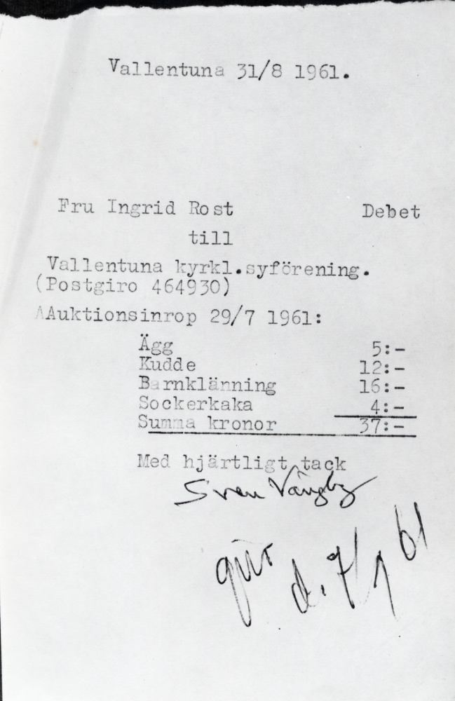 Faktura till fru Ingrid Rost från Vallentuna kyrkliga syförenings auktion - auktionsinrop från 29 juli 1961.  Ägg - 5:, Kudde - 12:-, Barnklänning - 16:-, Sockerkaka - 4:-. Totalt 37 kr.  Undertecknat av Sven Vängby, som då var kontraktsprost i Vallentuna församling