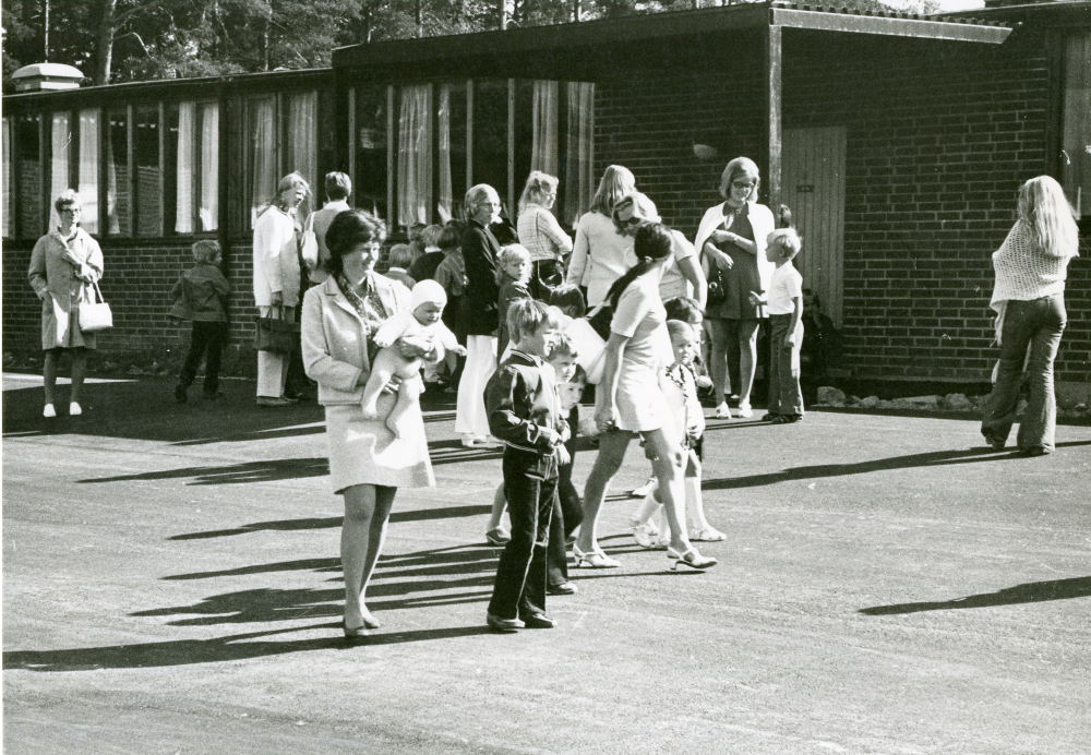 Dagen för upprop vid Karlbergsskolan den 23 augusti 1971. Föräldrar och barn utanför skolbyggnaden.

•Fotografiet ingår i bildserien ”Vardagsliv i Vallentuna kommun” av Rachael Gough-Azmier & Gunilla Blomé, Haga Studios HB.