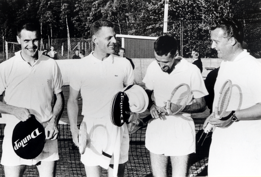Vallentuna bollklubb får storfrämmande av tennisstjärnorna fr v Sven Davidsson, Ulf Schmidt, Per Wadströmer och Bert Svedberg.  Davidsson och Schmidt spelade singel, där Uffe vann med siffrorna 2-1.  Därefter följde en dubbelmatch som Davidsson och Wadströmer vann.  Foto från artikel i Norrort  under vinjetten "Idrottsnytt" – Tennisinjektion i Vallentuna. Enligt Arne Andersson är fotografiet från tennisbanans invinging.