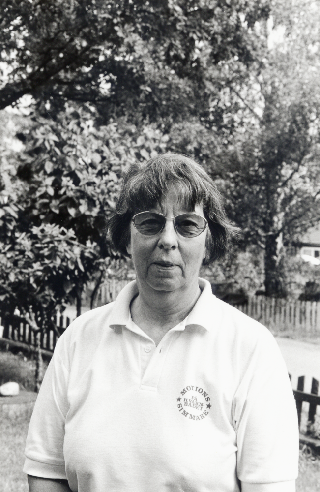 Sylvia Pettersson föddes 1934 och är dotter till Harald och Ada Hansson i Vallentuna.  Fadern arbetade på Åby tegelbruk till 1949.  Modern var politisk verksam i arbetarekommunen.  Sylvia har varit  kommunal- och riksdagspolitiker för socialdemokraterna.  Foto i familjens trädgård på Västgötavägen i Ormsta