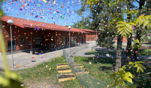 Vallentuna Språkförskolas fastighet och utomhusmiljö med konfettiregn.