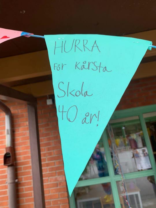 Vimpel med texten Hurra för Kårsta skola 40 år